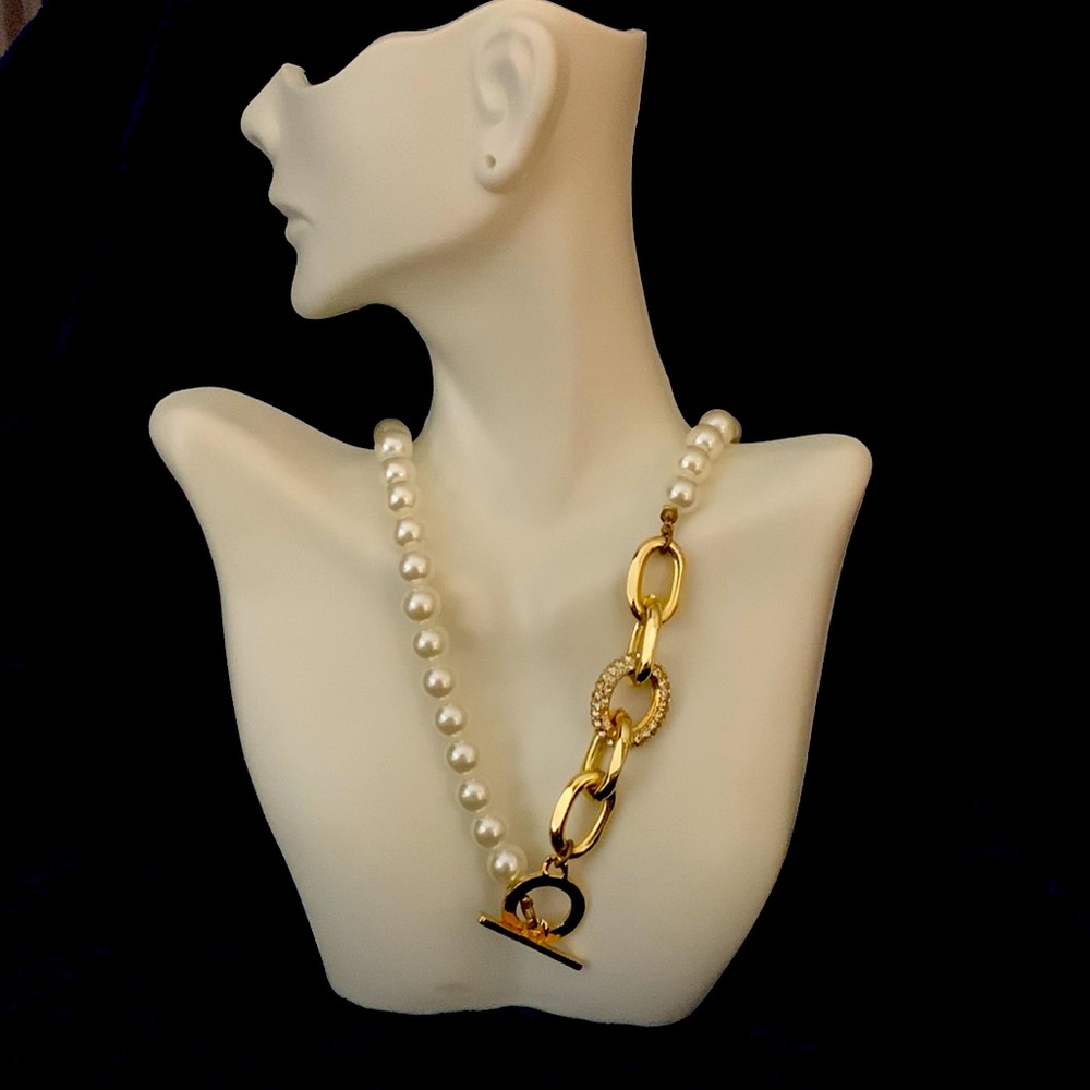 ❌SOLD❌Pearl Necklace with a gold clasp...HUGE EYE-CATCHER!